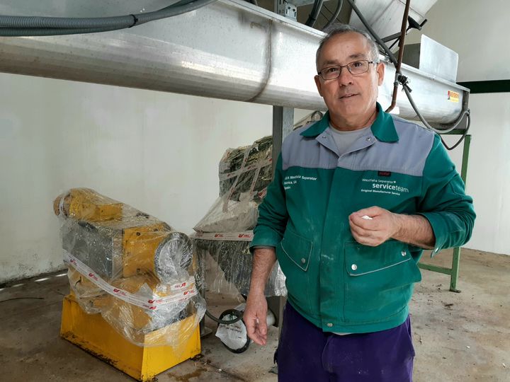 Manolo, l'un des ouvriers de l'exploitation collective "El Humoso", dans le moulin qui permet de presser l'huile d'olive, à Marinaleda, le 18 mars 2019. (ISABELLE LABEYRIE / RADIO FRANCE)