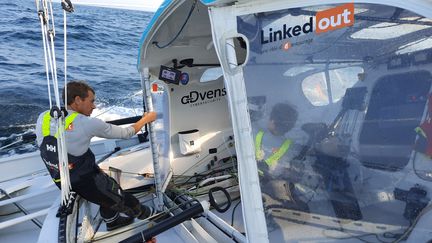 Les skippers Thomas Ruyant et Morgan Lagravière sur le bateau LinkedOut.&nbsp; (ERIC VALMIR / FRANCE INFO / RADIO FRANCE)
