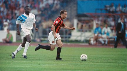 Ancien chouchou du stade Vélodrome où il a passé six saisons, Jean-Pierre Papin est dans le camp d'en face, mais ne peut rien pour éviter la défaite du Milan AC face à l'OM. (Patrick HERTZOG / AFP)