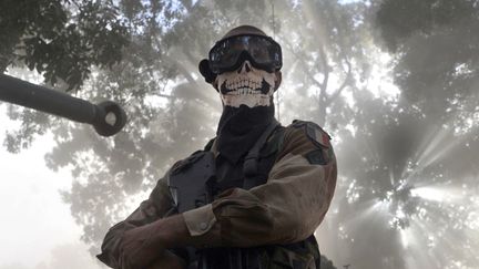 La photo du soldat fran&ccedil;ais, &agrave; Niono (Mali), le 20 janvier 2013, qui a cr&eacute;&eacute; la pol&eacute;mique. (ISSOUF SANOGO / AFP)