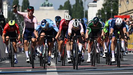 Le Français Arnaud Démare a décroché la médaille d'argent, ce dimanche, de la course en ligne hommes après un final haletant. Le coureur tricolore de 31 ans a dû s'incliner au sprint face au Néerlandais Fabio Jakobsen. Le Belge Tim Merlier, en tête avant le début de l'emballage final, complète le podium.