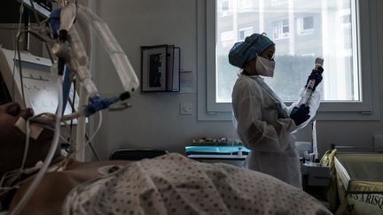 Une infirmière s'occupe d'un patient malade du Covid-19 dans le service de soins intensifs de l'hôpital Lyon-Sud à Pierre-Benite, le 8 septembre 2021. (JEFF PACHOUD / AFP)