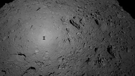 Photographie prise par la sonde&nbsp;Hayabusa 2, mercredi 3 octobre, après le largage du robot Mascot dans l’hémisphère sud de l’astéroïde Ryugu. (HANDOUT / JAXA / AFP)