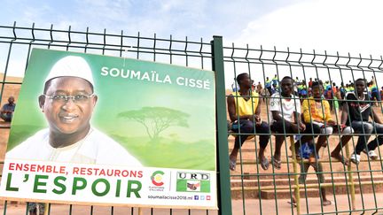 Un affiche de campagne de Soumaïla Cissé, placardée sur l'une des grilles du stade de Mopti, au Mali, lors d'un meeting&nbsp;pour la présidentielle, le 26 juillet 2018.&nbsp; (ISSOUF SANOGO / AFP)