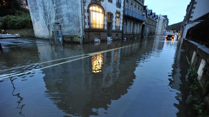 Les rues de Morlaix (Finist&egrave;re) sont inond&eacute;es, le 6 f&eacute;vrier 2014, lors du passage de la temp&ecirc;te Qumaira. (  MAXPPP)