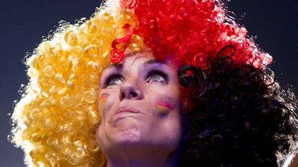 Une supportrice de l'Allemagne &agrave; Berlin apr&egrave;s la d&eacute;faite de son pays face &agrave; l'Italie en demi-finale, le 28 juin 2012. (CARSTEN KOALL / AFP)