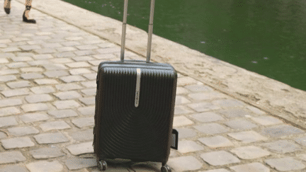 Qui dit vacances dit bagages, et qui dit bagage dit, souvent, valise à roulettes. Apparue timidement au début des années 70, elle a depuis réussi à charmer les dos comme les coeurs des voyageurs. (France 2)