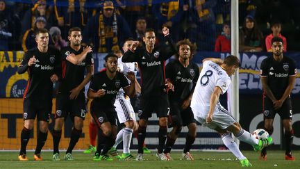 Le milieu de terrain Steven Gerrad tire un coup franc lors d'une rencontre entre le Los Angeles Galaxy et DC Uniteds, le 6 mars 2016. (VICTOR DECOLONGON / GETTY IMAGES NORTH AMERICA)