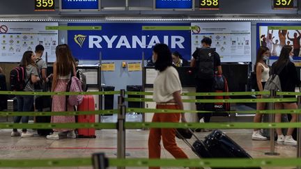 Des comptoirs d'enregistrement de Ryanair à l'aéroport Adolfo Suarez de Madrid, en Espagne, le 24 juin 2022. (OSCAR DEL POZO / AFP)