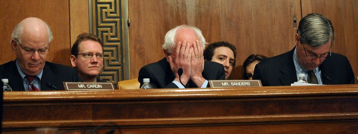 Bernie Sanders (au centre) lors de la réunion d'une commission au Sénat américain, à Washington D.C. (Etats-Unis), le 12 mars 2009. (TIM SLOAN / AFP)