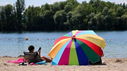 Une vacancière au bord d'une base nautique. Photo d'illustration. (VANESSA MEYER / MAXPPP)