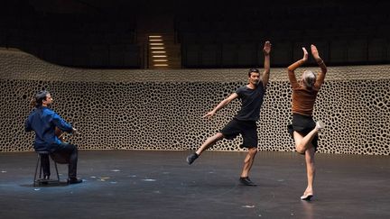 Anne Teresa De Keersmaeker &amp; Jean-Guihen Queyras dans la pièce  " Mitten wir im Leben sind"
 (Anne Van Aerschot)