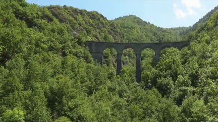 Le petit train rouge de la Mure reprend du service 10 ans après l'éboulement rocheux qui avait bloqué la voie. Après&nbsp;une inauguration réussie, c'est au tour du grand public de redécouvrir ce fameux train.&nbsp; (CAPTURE ECRAN FRANCE 3)