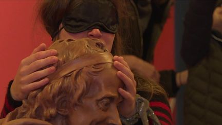 Exposition : à Rouen, une visite du musée les yeux bandés (FRANCE 3)