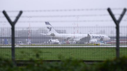 Un avion d'Iran Air à l'aéroport de Hambourg (Allemagne) le 9 octobre 2023. (JONAS WALZBERG / DPA / AFP)