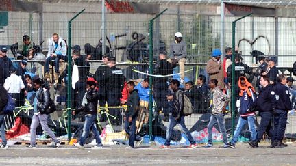 Le campement du terre-plein Darquer &agrave; Calais&nbsp;(Pas-de-Calais) &eacute;vacu&eacute; par la police le 2 juillet 2014 (DENIS CHARLET / AFP)