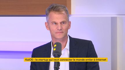 Sébastien Codeville, le fondateur de KaiOS, sur le plateau de franceinfo. (FRANCEINFO)