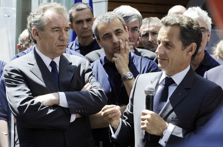 François Bayrou et Nicolas Sarkozy, lors d'une visite d'une usine à Bordes (Pyrénées-Atlantiques), le 22 juin 2010. (JEAN-PIERRE MULLER / POOL)