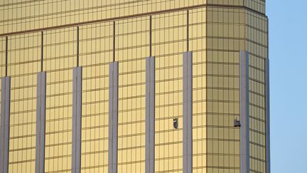 Des fenêtres brisées sur la façade du Mandalay Bay, le 2 octobre 2017, là où Stephen Paddock a tiré sur la foule du festival Route 91 Harvest. (DAVID BECKER / GETTY IMAGES NORTH AMERICA / AFP)