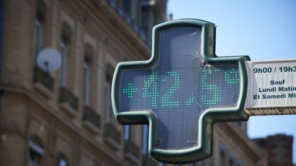 Un thermomètre de pharmacie indique +42,5 °C à Toulouse (Haute-Garonne), le 4 août 2022. (ALAIN PITTON / NURPHOTO / AFP)