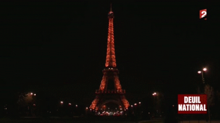 La Tour Eiffel, &agrave; Paris, &eacute;teint ses lumi&egrave;res, le 8 janvier 2015, en hommage aux victimes de l'attentat qui a vis&eacute; "Charlie Hebdo". ( FRANCE 2)