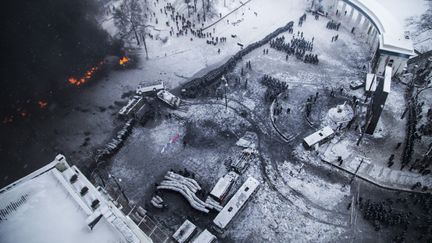 Une vue a&eacute;rienne du centre de Kiev montre une ligne de d&eacute;marcation entre les forces de l'ordre et les manifestants. ( REUTERS)