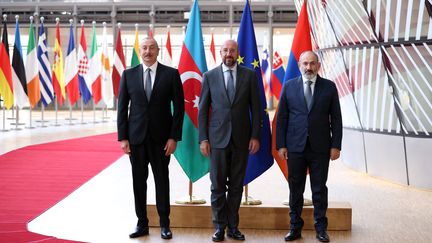 Le président du Conseil européen, Charles Michel (au centre), le Premier ministre arménien, Nikol Pachinian (à droite), et le président azerbaïdjanais, Ilham Aliev (à gauche), à Bruxelles, le 31 août 2022. (DURSUN AYDEMIR / ANADOLU AGENCY / AFP)