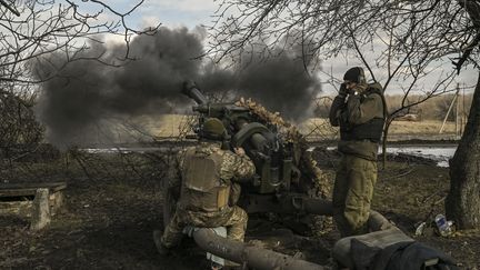 Des militaires ukrainiens tentent de frapper des positions russes, près de Bakhmout, en Ukraine, le 4 mars 2023. (ARIS MESSINIS / AFP)