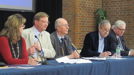 (de G &agrave; D), Monia Benini, Peter Troy, Donald Martin John Mills et Leo McKinstry, intervenants &agrave; l'apr&egrave;s-midi organis&eacute;e par le lobby antiUE "Campaign for an Independant Britain" &agrave; Londres, le 26 avril 2014. (SALOME LEGRAND / FRANCETV INFO)