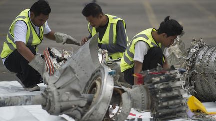 Des enquêteurs examinent des pièces de l'appareil de Lion Air qui a plongé dans la mer le 29 octobre 2018, le 7 novembre 2018 au port de Jakarta (Indonésie).&nbsp; (BAY ISMOYO / AFP)