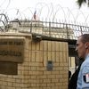 Un gendarme fran&ccedil;ais garde l'entr&eacute;e de l'ambassade de France &agrave; Bagdad (Irak), le 25 f&eacute;vrier 2010. ( ERIC GAILLARD / REUTERS)