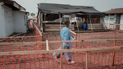 Un agent de santé marche dans un centre, au nord de Goma, en République démocratique du Congo, le 16 août 2024. (GUERCHOM NDEBO / AFP)