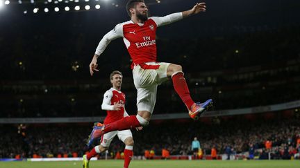 Olivier Giroud peut exulter; son but est sans aucun doute l'un des plus beaux de 2017. (IAN KINGTON / AFP)