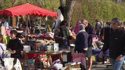 Alors que les prix augmentent en magasin, les achats en vide-greniers ont le vent en poupe. Les exposants peuvent aussi bénéficier d'une petite rentrée d'argent. (France 3)