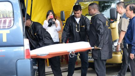 Le corps de l'&eacute;tudiante indienne de 23 ans, victime d'un viol collectif &agrave; New delhi le 16 d&eacute;cembre, morte de suites de ses blessures le 29 d&eacute;cembre 2012&agrave; Singapour. (ROSLAN RAHMAN / AFP)