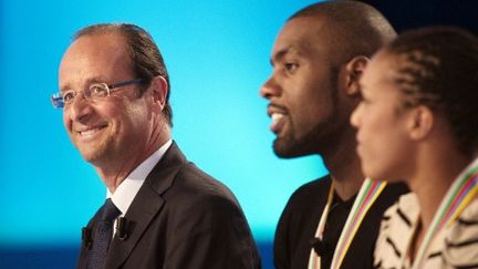 François Hollande avec des judokas français pendant la campagne présidentielle (LIONEL BONAVENTURE / AFP)