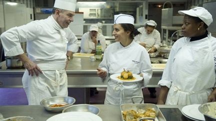 Des élèves de CAP cuisine s'exercent sous l'oeil du chef Patrick Margery à Villiers-le-Bel, le 15 février 2011. (AFP - Bertrand Langlois)