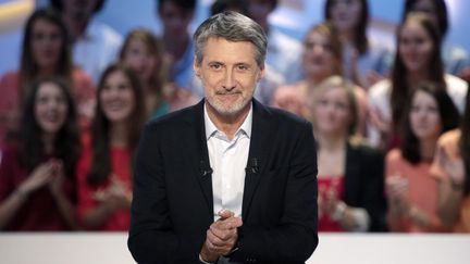 Le pr&eacute;sentateur Antoine de Caunes sur le plateau du "Grand journal" de Canal+, &agrave; Paris, le 14 octobre 2013. (KENZO TRIBOUILLARD / AFP)