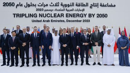 Emmanuel Macron avec d'autres dirigeants à la session sur le triplement de l'énergie nucléaire d'ici 2050 lors de la COP28 à Dubaï, le 2 décembre 2023 (LUDOVIC MARIN / AFP)