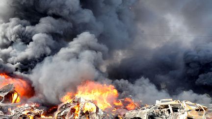 V&eacute;hicules en feu apr&egrave;s un attentat &agrave; Damas (Syrie), le 10 mai 2012. (SANA / AFP)