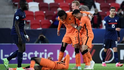 Les Néerlandais célèbrent le but décisif de Boadu qui les envoie en demi-finale de l'Euro U21 2021, aux dépens des Bleuets, le 31 mai 2021. (ATTILA KISBENEDEK / AFP)