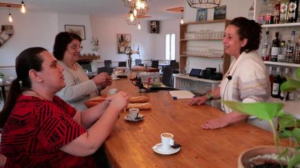 Revitalisation des villages : un café-restaurant rouvre ses portes en Charente (France 2)