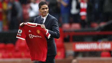 Raphael Varane avec le maillot de Manchester United (ADRIAN DENNIS / AFP)