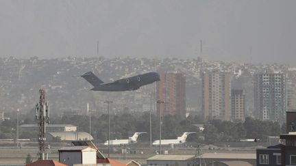 Un avion décolle de l'aéroport de Kaboul, le 27 août 2021 en Afghanistan. (HAROON SABAWOON / AFP)