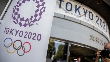 Le logo des Jeux olympiques de Tokyo 2020 s'affiche, le 5 septembre 2019, au stade de Tokyo.&nbsp; (MICHAEL KAPPELER / DPA / AFP)