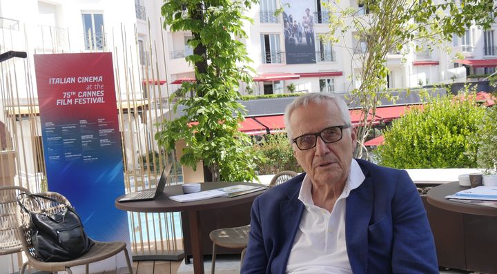 Le cinéaste italien Marco Bellocchio à l'une des terrasses de l'Italian Pavilion de l'Hôtel Majestic le 19 mai 2022.&nbsp; (LCA / FRANCEINFO CULTURE)