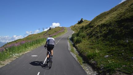 Un "cyclo" dans le col de la Loze (Savoie), qui sera la 17e étape du Tour de France 2020. (VICTOR VASSEUR / RADIO FRANCE)