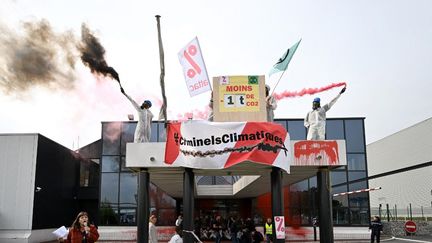 Des militants d'Extinction Rebellion et d'Attac manifestent contre les jets privés, le 23 septembre 2022 au Bourget (Seine-Saint-Denis). (EMMANUEL DUNAND / AFP)