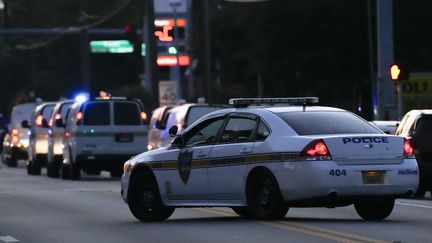 Une voiture de police dans une rue de Jacksonville, en Floride (Etats-Unis), après une fusillade qui a fait trois morts dans un magasin, le 26 août 2023. (JOHN RAOUX / AP)