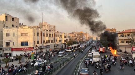 Une photo obtenue par l'AFP, montrant un véhicule en feu à Téhéran (Iran) après une manifestation, le 8 octobre 2022. (AFP)